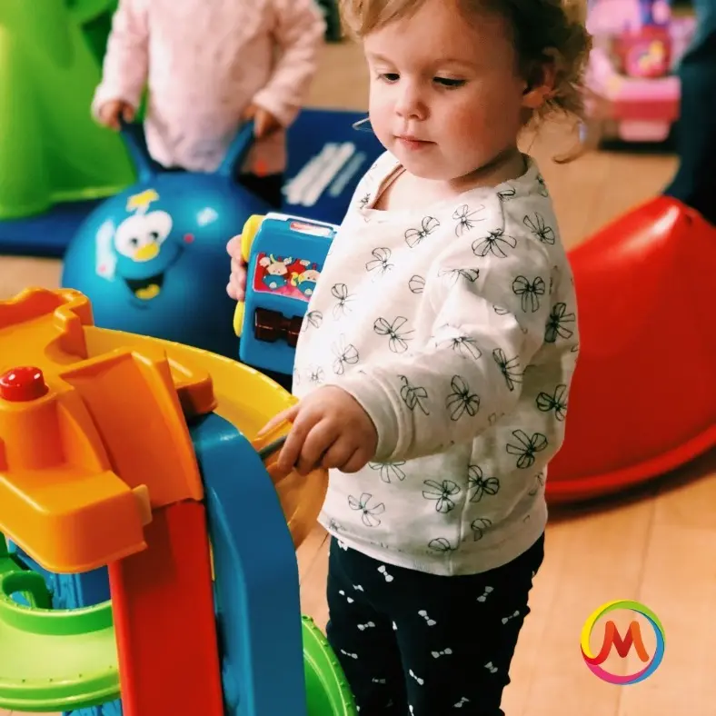 Bébé qui fais de la psychomotricité, gym à l'ASBL les Marmots Liège